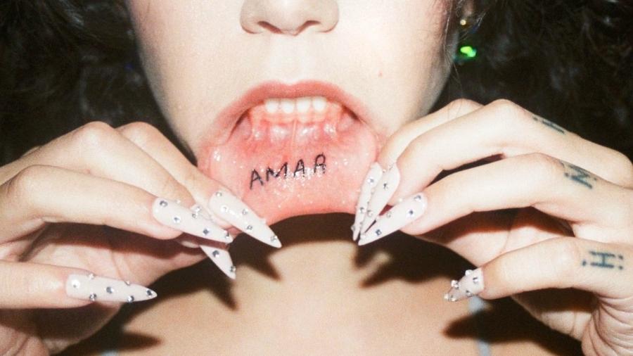 Priscilla Alcântara tem a palavra "amar" tatuada na parte interna do lábio - Reprodução
