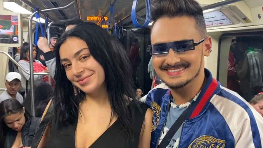 Atração Do Primavera Sound Charli Xcx Anda De Metrô Em São Paulo