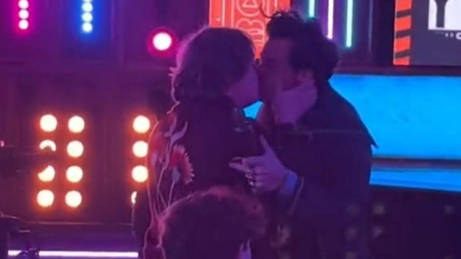 Harry Styles beija Lewis Capaldi no BRIT Awards 2023 - Reprodução/TikTok