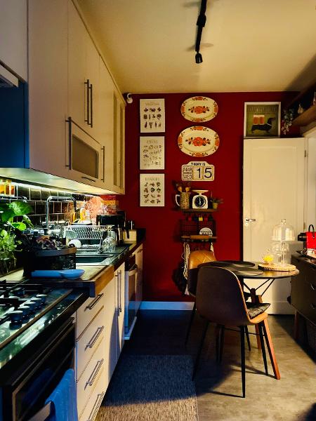 A cozinha tem parede vermelha repleta de itens - Arquivo pessoal - Arquivo pessoal