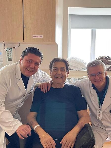 Faustão posa ao lado dos médicos do Hospital Albert Einstei, Fábio Gaiotto e Fernando Bacal