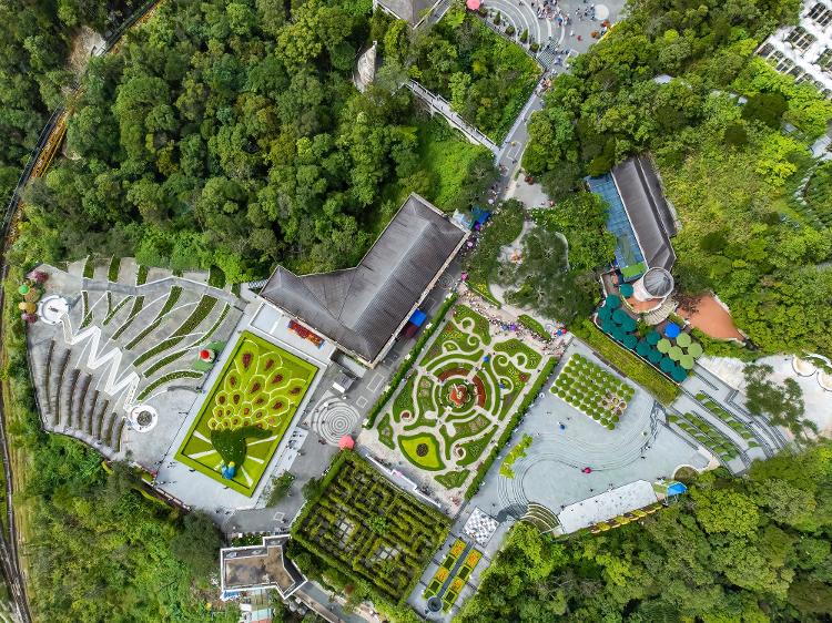 Vista aérea de jardins do parque Sun World Bà Nà Hills