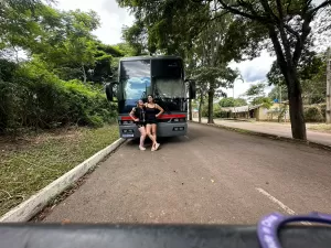 Casal de roqueiras troca apê pelo motorhome Ozzy: 'Mansão sobre rodas'