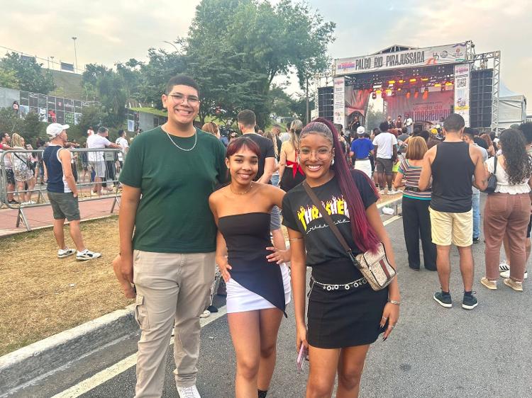 Natália Trindade, Renan Júnior e Bruna Marcondes, 16, fizeram passinhos no show do Os Garotin