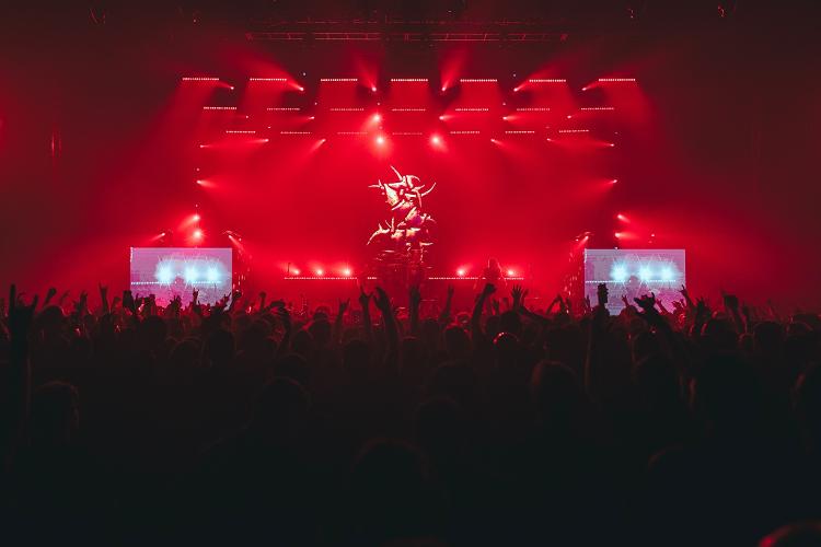 Público lota o Espaço Unimed, em São Paulo, para ver o Sepultura