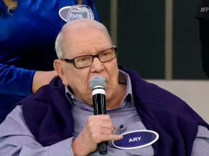 Ary Toledo estava de cadeira de rodas no Programa Silvio Santos; entenda