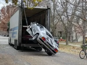 Lamborghini raro de R$ 1,7 milhão despenca de caminhão durante entrega