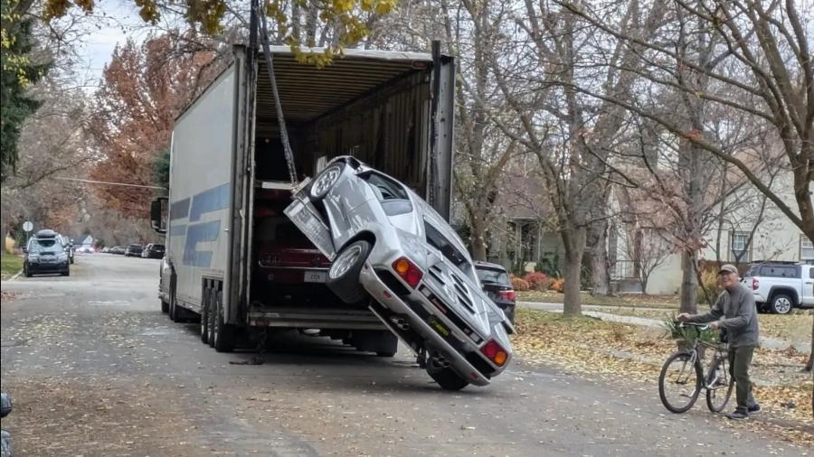 Lamborghini Diablo fica suspenso em desembarque