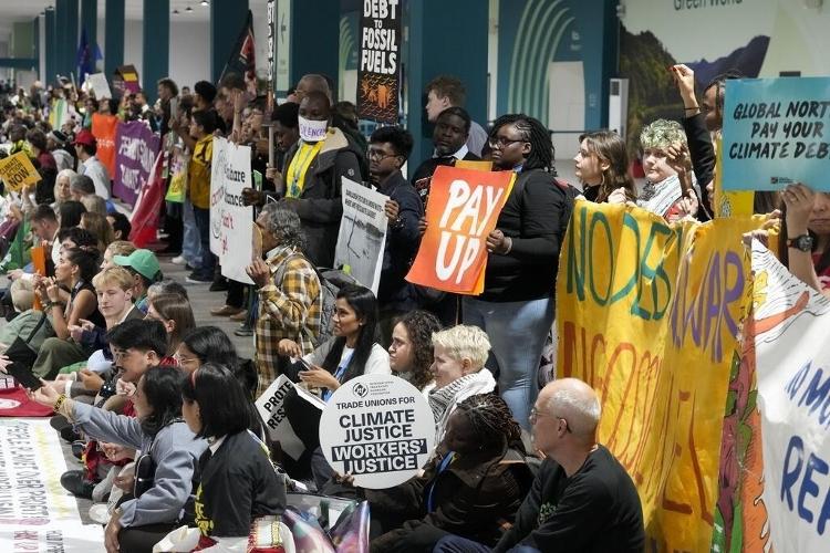 Ativistas climáticos realizam uma manifestação silenciosa na COP29 em Baku, Azerbaijão, em 16 de novembro de 2024 