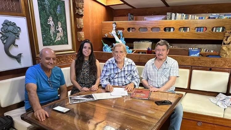 Aleixo Belov (ao centro, com camisa de manga comprida) fará expedição ao Ártico Aleixo Belov (ao centro, com camisa de manga comprida) fará expedição ao Ártico