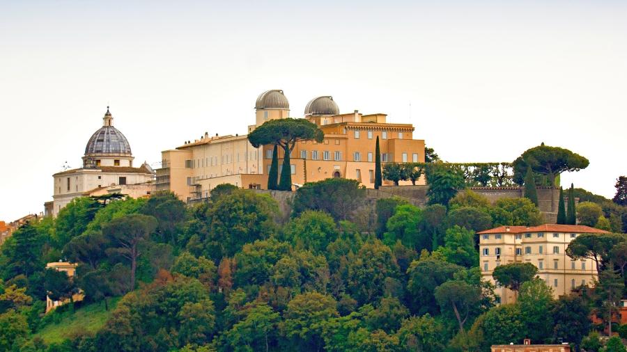 Palácio Apostólico de Castel Gandolfo e os dois domos do Observatório do Vaticano Palácio Apostólico de Castel Gandolfo e os dois domos do Observatório do Vaticano