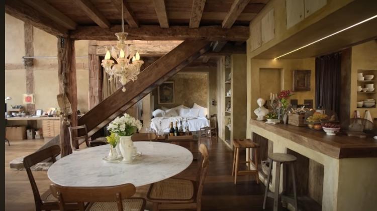 A esposa de Maria Bethânia, Gilda Midani, construiu uma casa com muitos detalhes em madeira A esposa de Maria Bethânia, Gilda Midani, construiu uma casa com muitos detalhes em madeira