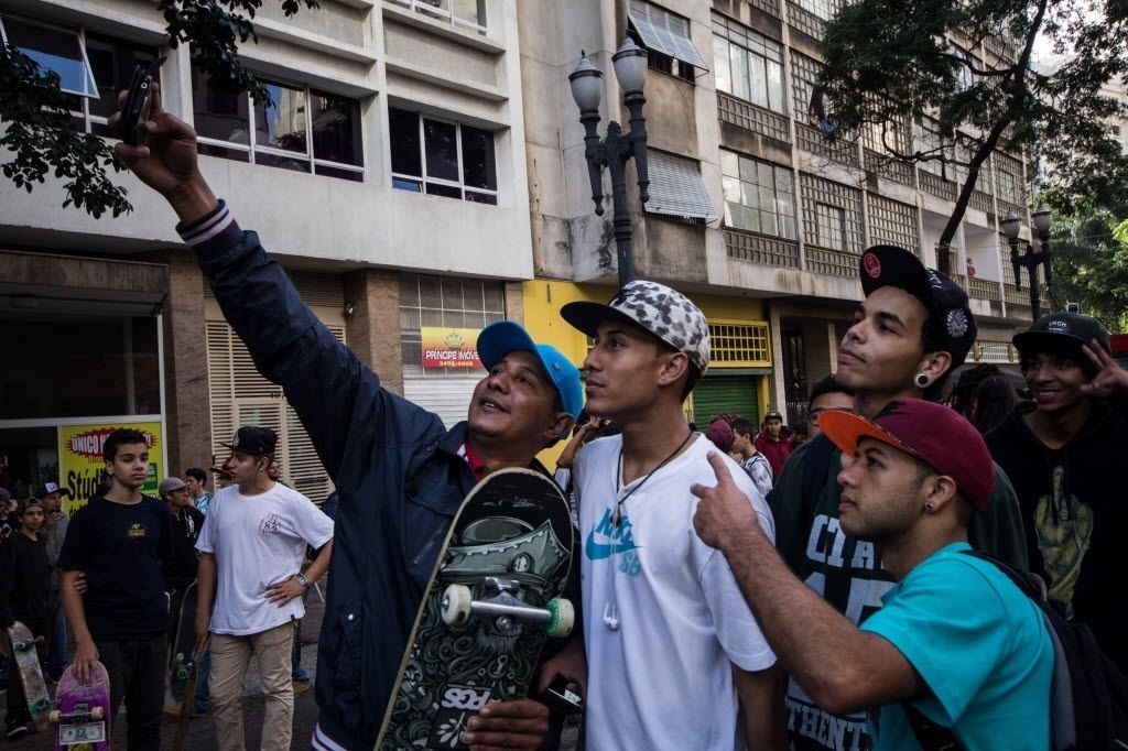 21.jun.2015 - Skatistas tiram selfie em frente ao palco São João, durante a Virada Cultural. Celebrando o dia Mundial do Skate, praticantes reivindicaram melhores condições para a prática do esporte. - Walmor Carvalho /Fotoarena/Folhapress