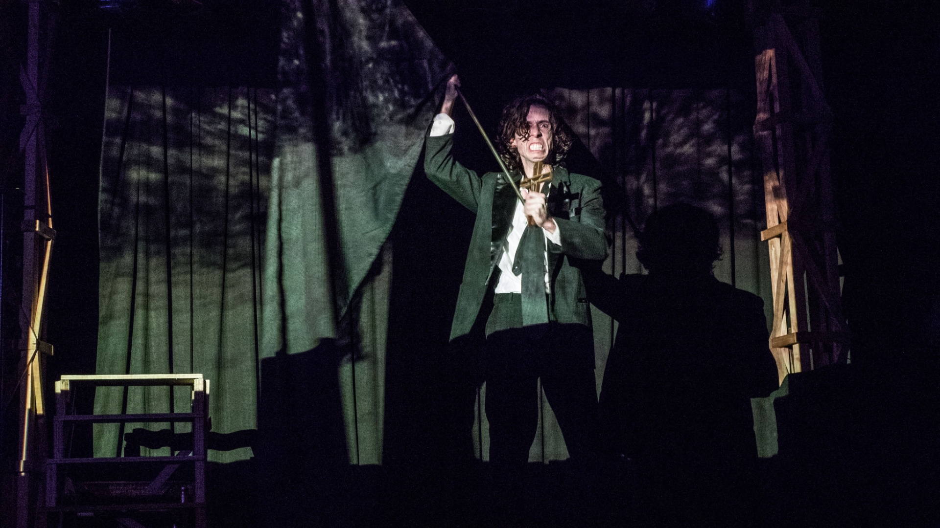 Peça "Terra em Transe", versão criada livremente pela Cia Bará, no teatro do Pessoal do Faroeste, em São Paulo, com direção e dramaturgia de Diego Gonzalez - Zé Naklem