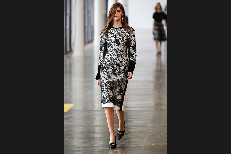 A renda preta é forte tendência para o próximo inverno. O vestido de Reinaldo Lourenço é uma opção elegante para casamentos que não exigem muito rigor - Alexandre Schneider/UOL