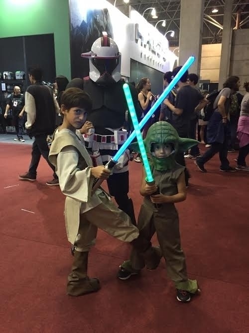 3.dez.2015 - Vinicius e Diego são Yoda e Obi Wan Kenobi. Mais atrás, a mãe Tatiane em uma versão feminina de stormtrooper - Felipe Branco Cruz/UOL