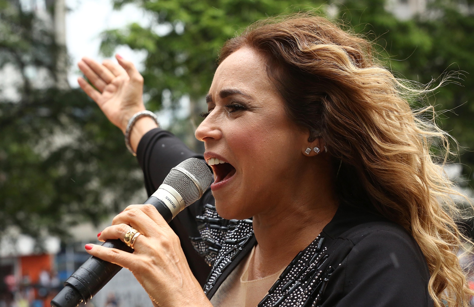 24.jan.2016 - Além de cantar sucessos de seu repertório, Daniela Mercurr também cantou canções de outros ritmos musicais como samba e rock´n roll - Rodrigo Paiva/UOL