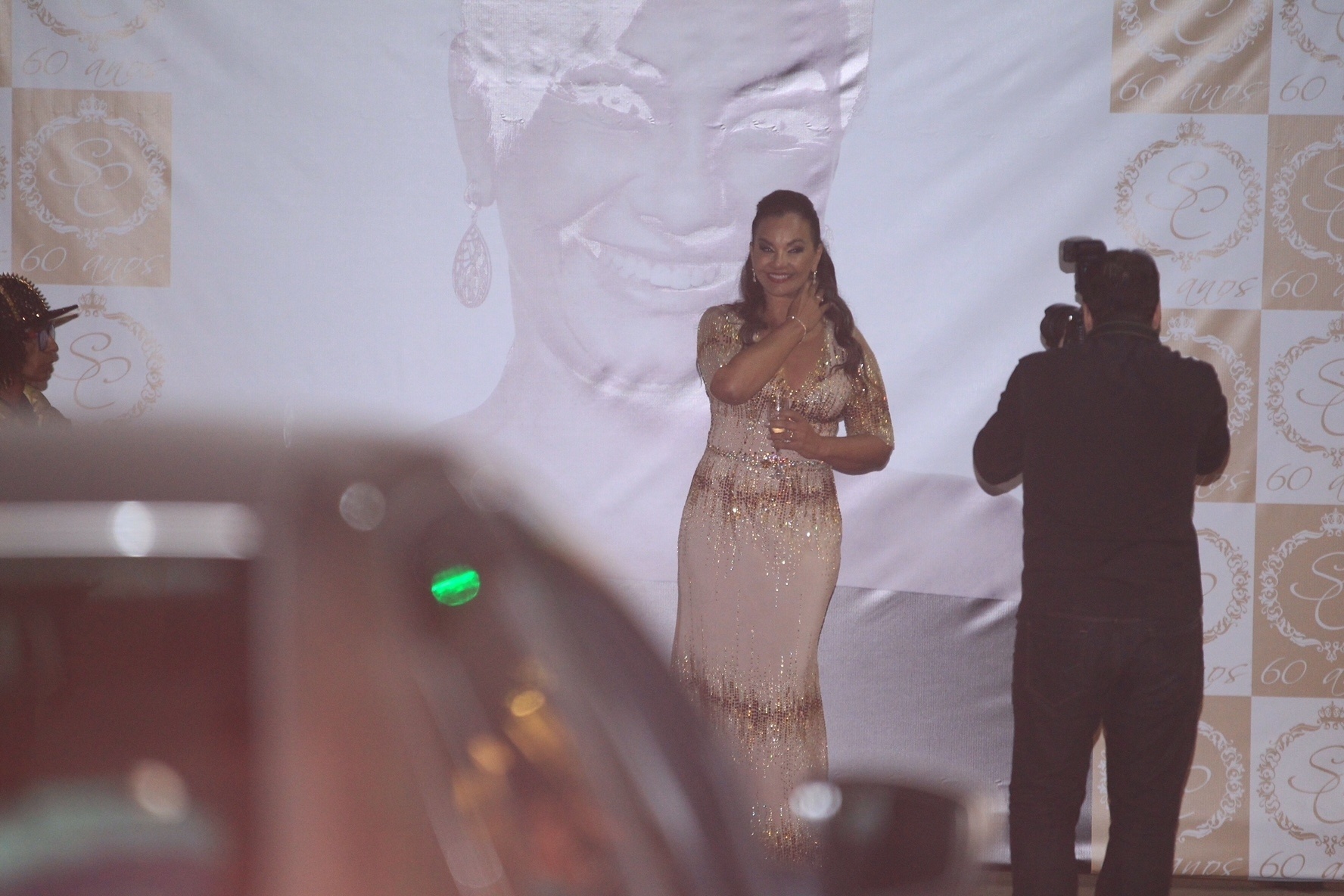 6.jul.2016- Solange Couto chega para sua festa de 60 anos em uma casa no Alto da Boa Vista, no Rio de Janeiro - Marcello Sá Barretto /AgNews