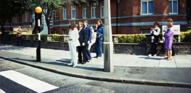 A foto da foto: os Beatles momentos antes de posarem para a foto de "Abbey Road" - Reprodução - Reprodução
