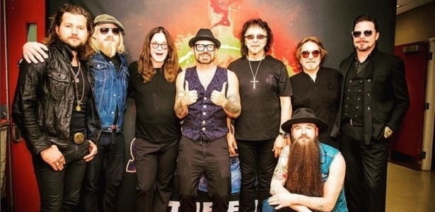 Músicos do Rival Sons posam ao lado do Black Sabbath - Reprodução/Instagram - Reprodução/Instagram
