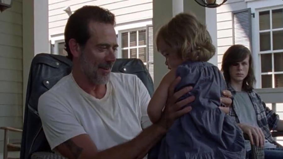 Negan segura Judith enquanto é observado por Carl em cena da sétima temporada de "The Walking Dead" - Reprodução/Fox