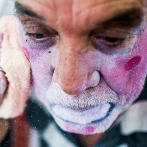 20.jan.2016 - Athos Silva Miranda, 74, o Palhaço Chumbrega, se prepara para entrar no palco do circo Stankowich - Ricardo Matsukawa/UOL - Ricardo Matsukawa/UOL