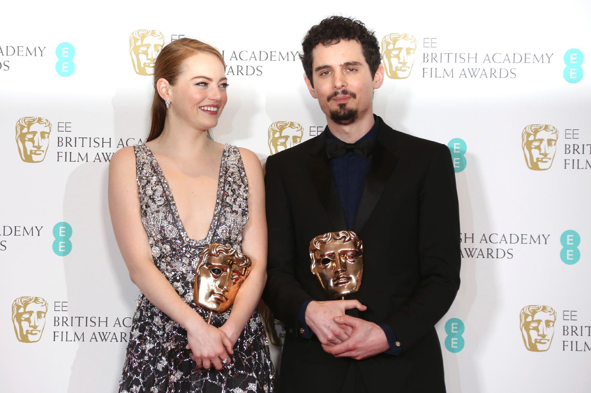 Emma Stone e Damien Chazelle posam com os prêmios de melhor atriz e melhor diretor por "La La Land" no BAFTA  - Toby Melville/REUTERS