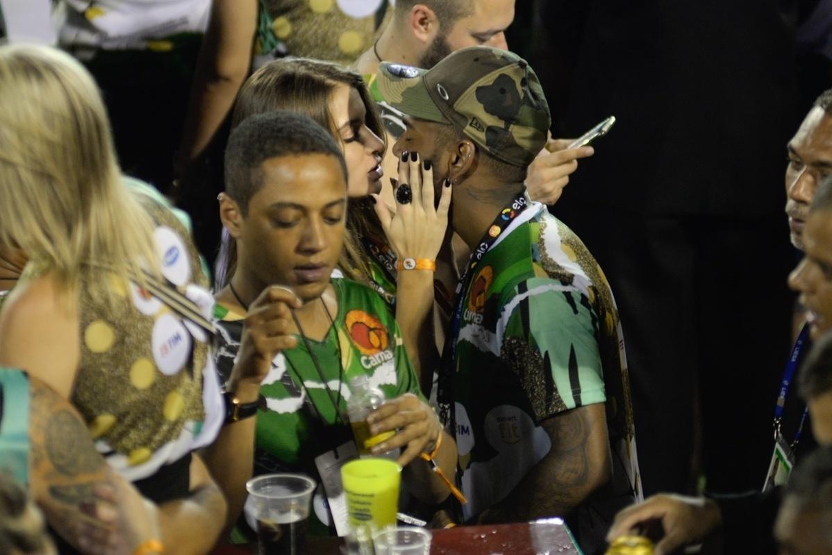 O funkeiro carioca Nego do Borel aproveitou bastante a madrugada da terça-feira de Carnaval. Enquanto curtia o desfile das escolas de samba do Grupo Especial no camarote CarnaUOL, ele trocou beijos com uma morena. - Erbes Jr./UOL