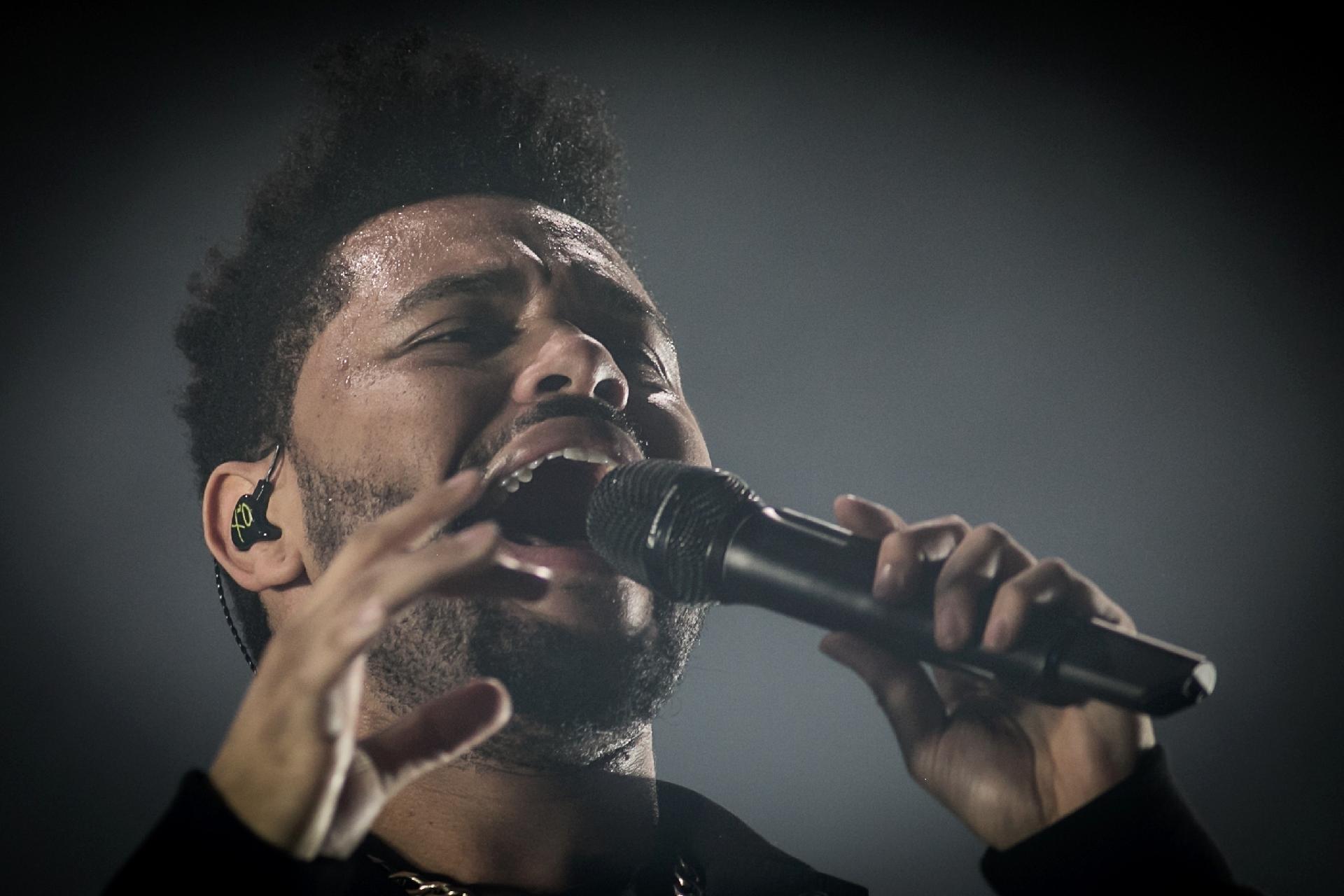 O cantor The Weeknd fez uma apresentação repleta de hits no segundo dia do Lollapalooza, em Interlagos, em São Paulo - Bruno Santos/UOL
