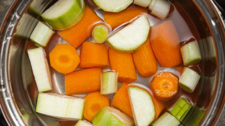 Legumes cozinhando - iStock - iStock