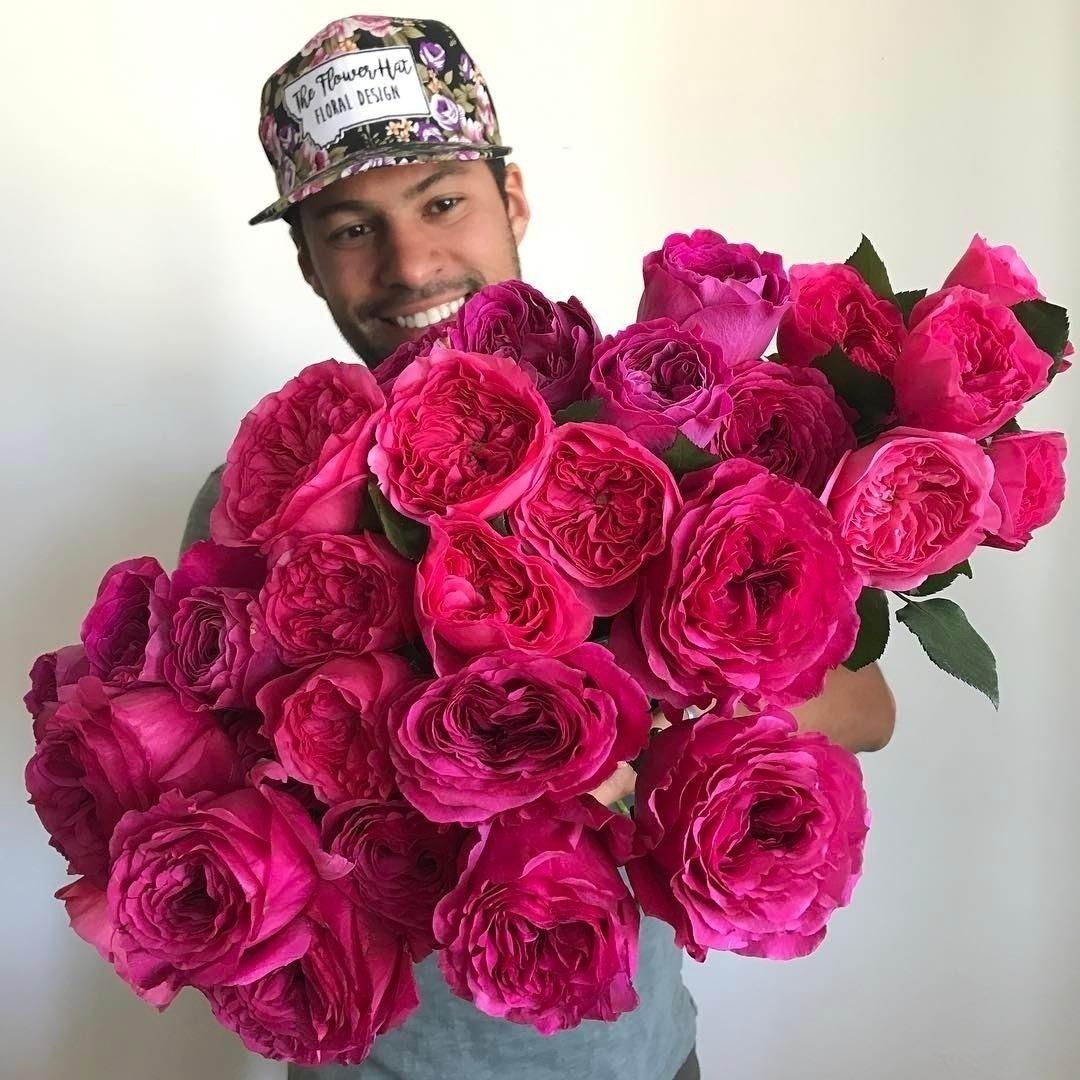 Julio Freitas tem 32 anos e mora nos EUA há 10 anos - Reprodução/InstagramTheFlowerHat