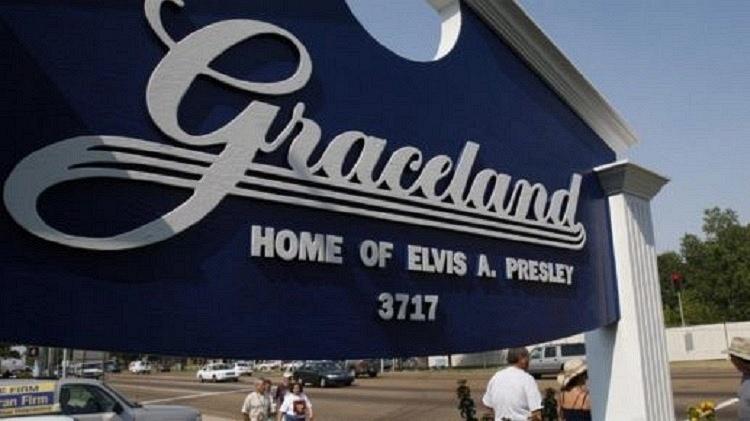 Antiga casa de Elvis no Estado do Tennessee recebe cerca de 4 mil pessoas por dia durante os meses de julho  - Getty Images - Getty Images