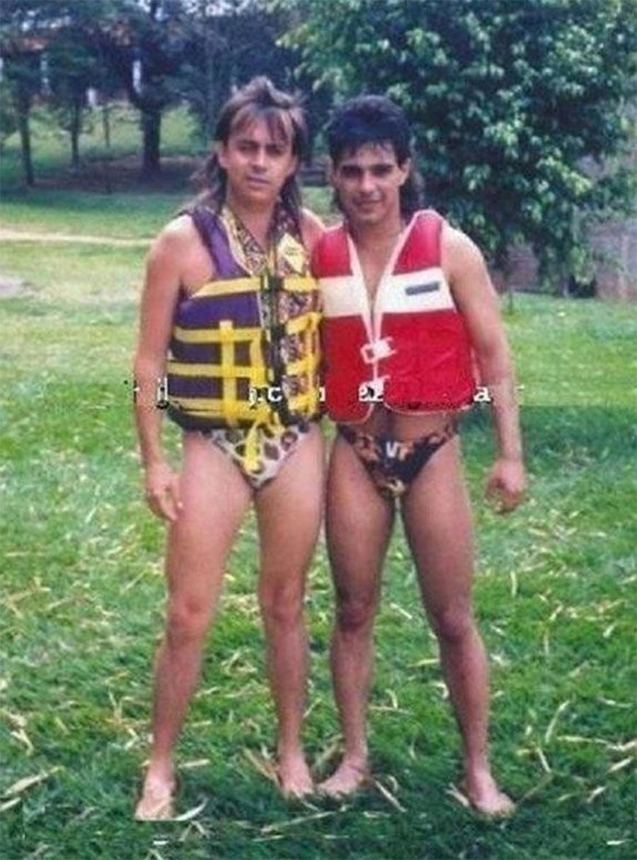 Em foto dos anos 90, Zezé Di Camargo (dir.) aparece ao lado do cantor sertanejo Chitãozinho; os dois estão com corte de cabelo que fez sucesso nas cabeças de fãs e artistas na época - Reprodução
