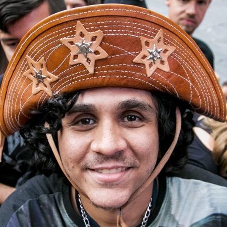 Fredy Sampaio já presenteou Axl Rose com um chapéu de cangaceiro no RiR e agora, em São Paulo, o alvo é Duff McKagan - Mariana Pekin/UOL - Mariana Pekin/UOL