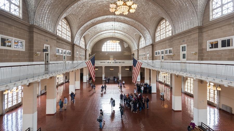 O salão de registro de Ellis Island foi a porta de entrada para os milhões de imigrantes que chegaram aos EUA até a metade do século passado