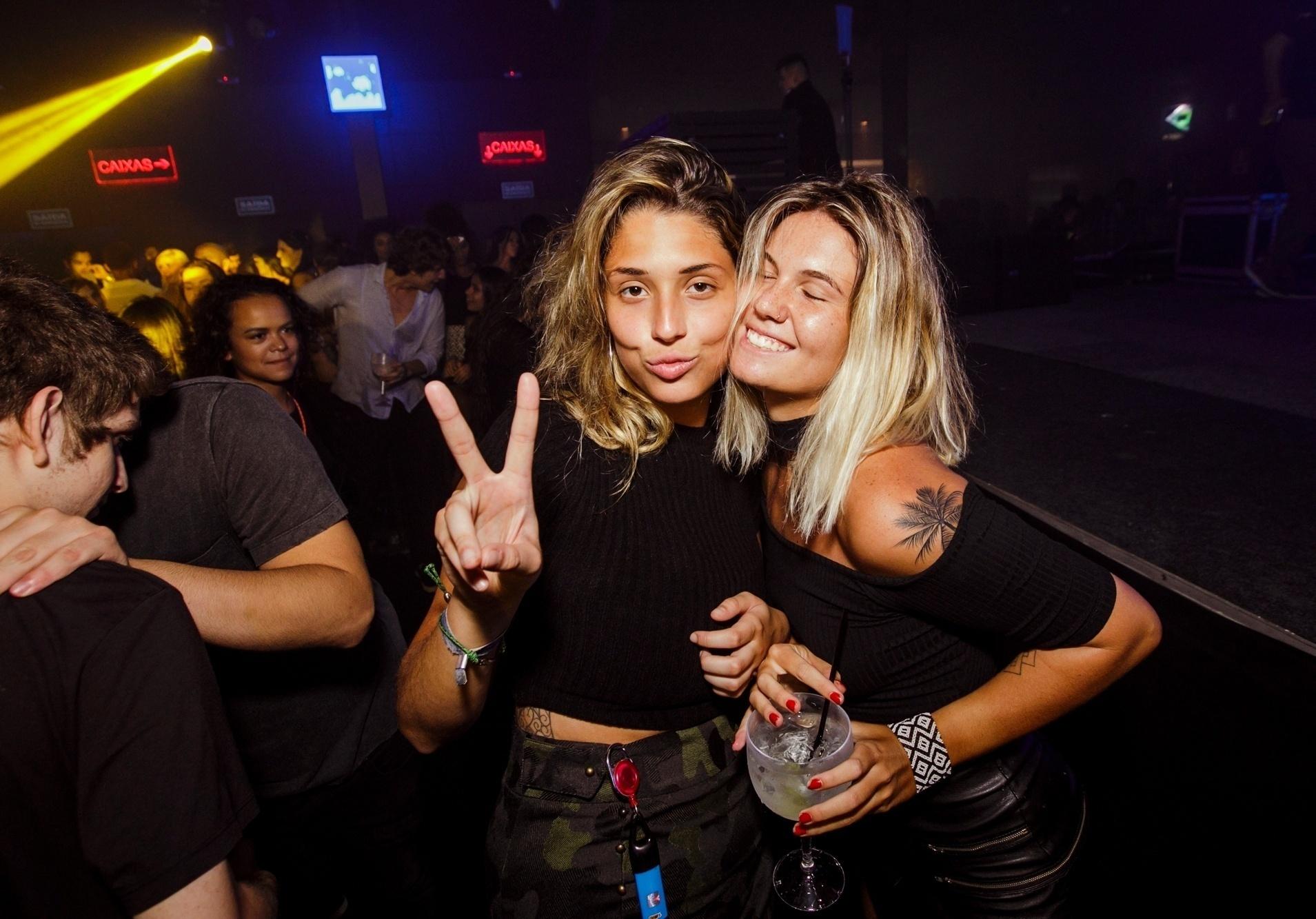 A fã Nathalia Reis (esq) pagou R$ 4.000 para ver Jojo Todynho de perto em São Paulo  - Mariana Pekin/UOL