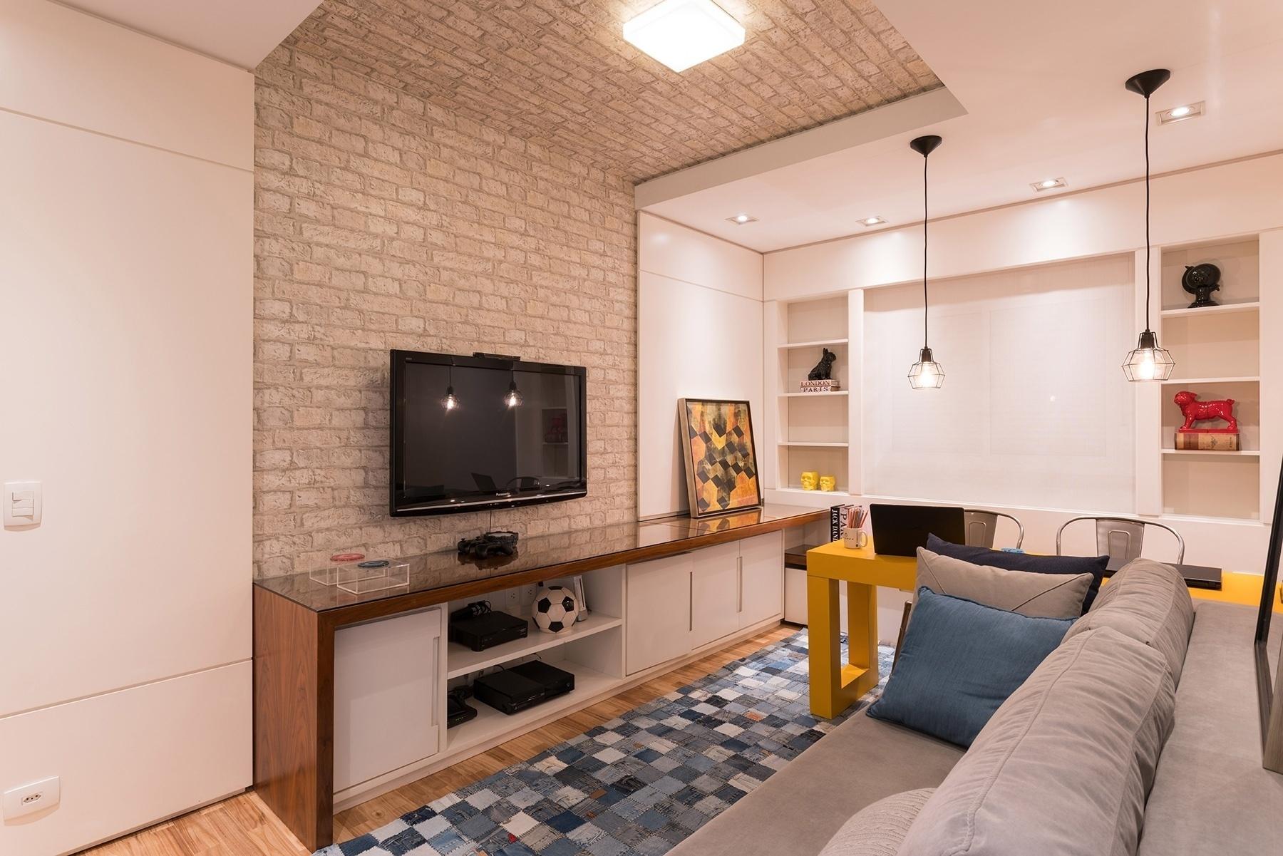 A moradora desse apartamento queria dar uma cara nova ao ambiente sem precisar de obra. A solução encontrada foi aplicar papel no recorte, que sobe da parede do rack até o teto. A estampa de tijolinho não só valorizou a área, como ainda contribuiu para trazer amplitude ao espaço. Projeto: Spaço Interior Arquitetura - Kadu Lopes / Divulgação