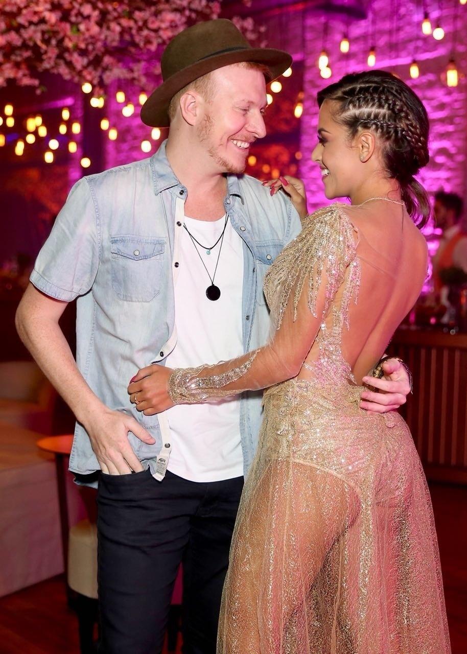 A aniversariante Gabi Luthai com o namorado, Téo Teló, irmão de Michel Teló, que não compareceu a festa com a mulher, Thaís Fersoza - Manuela Scarpa/Brazil News