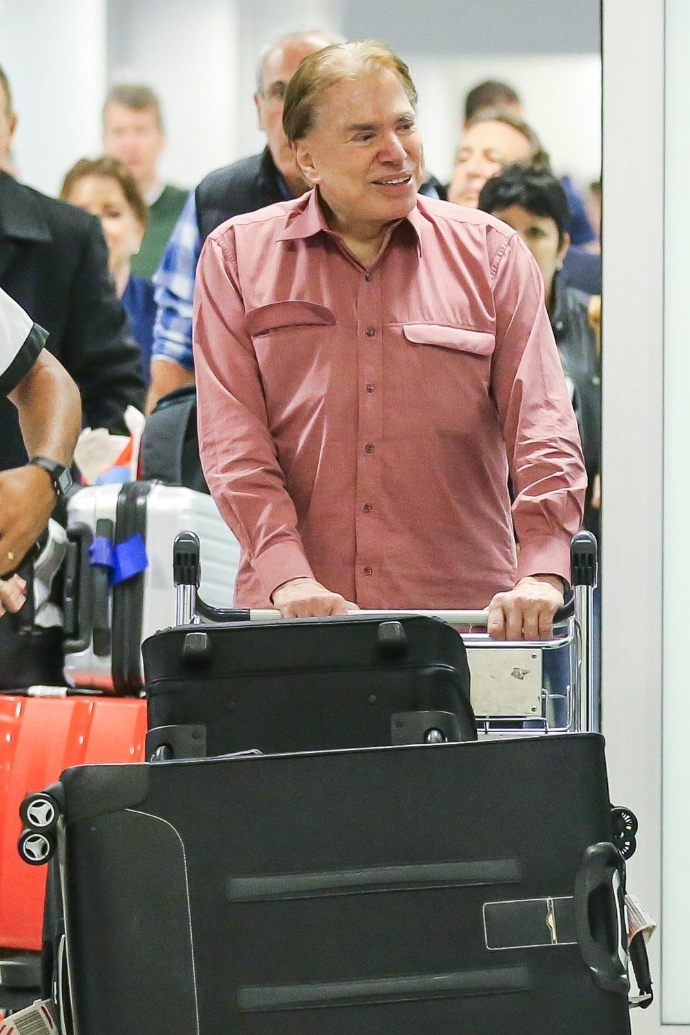 silvio santos chega em aeroporto de sp - Manuela Scarpa/Brazil News