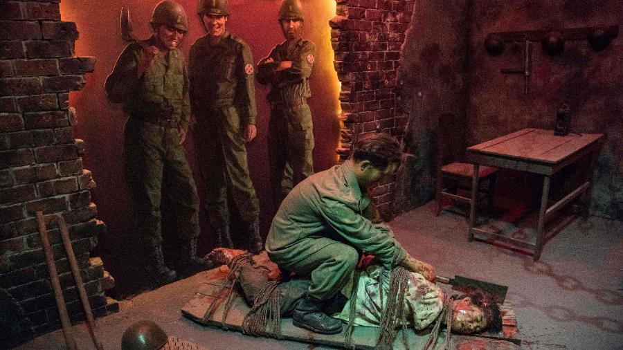 Escultura no museu de Sinchon, na Coreia do Norte, mostra soldados americanos observando um sul-coreano matar um norte-coreano -  Sebastien Berger/AFP