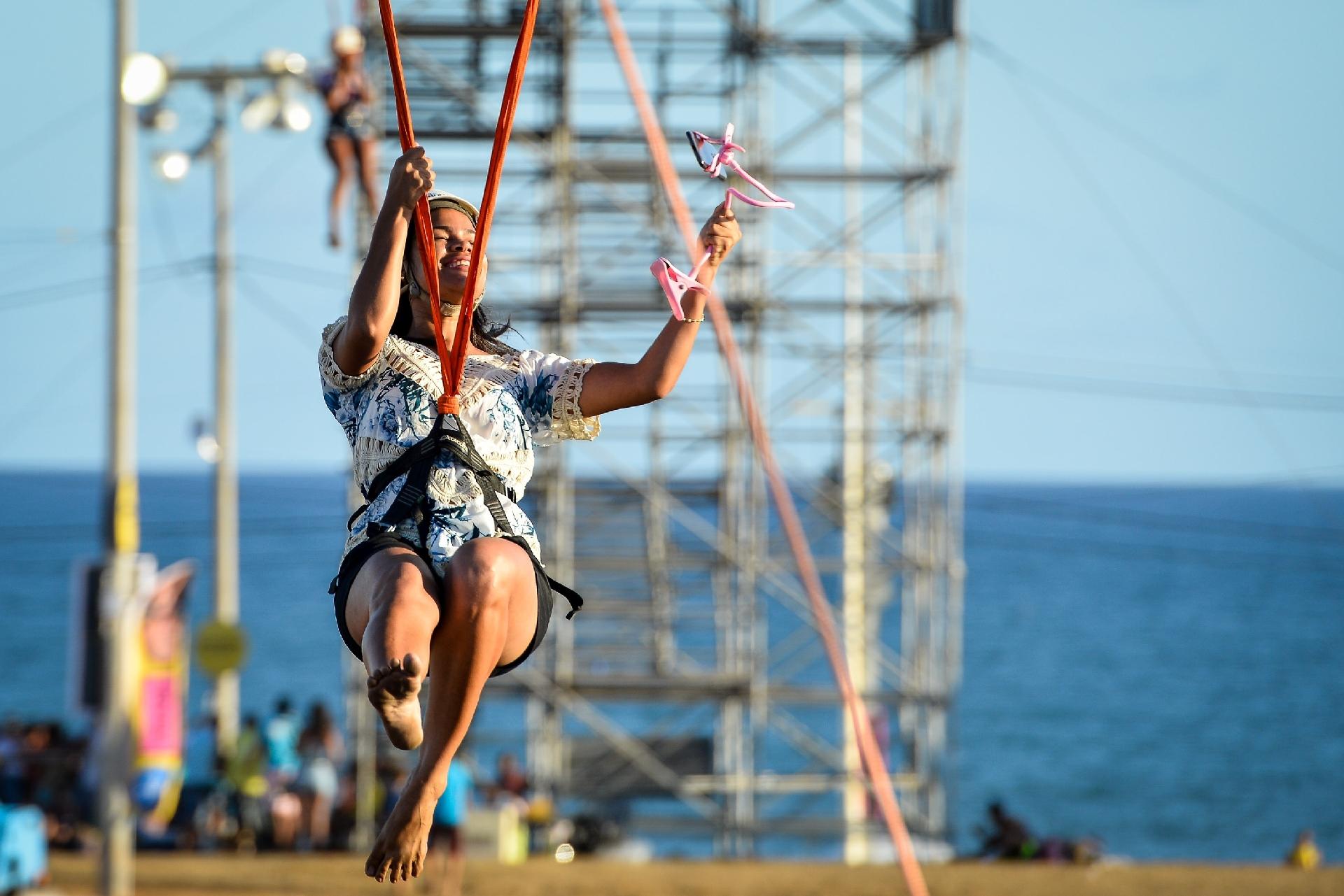 Público se diverte na tirolesa montada na Arena Daniela Mercury onde aconteceu os cinco dias de festa do Festival Virada Salvador - João Alvarez /UOL