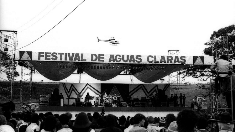 O palco do festival, construído com madeira que seria usada em currais - Divulgação - Divulgação