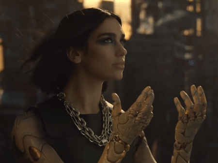 Dua Lipa no clipe de "Swan Song" - Reprodução/YouTube