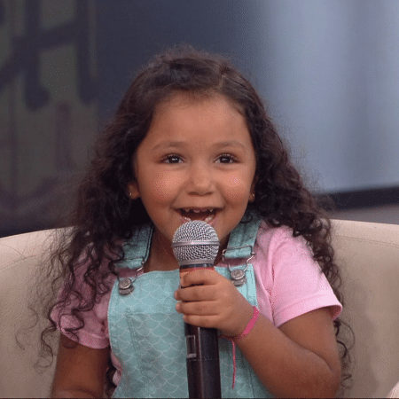 Stella Valentina, de seis anos, viralizou no carnaval de São Paulo ao cantar com Alceu Valença - Reprodução/Globo - Reprodução/Globo