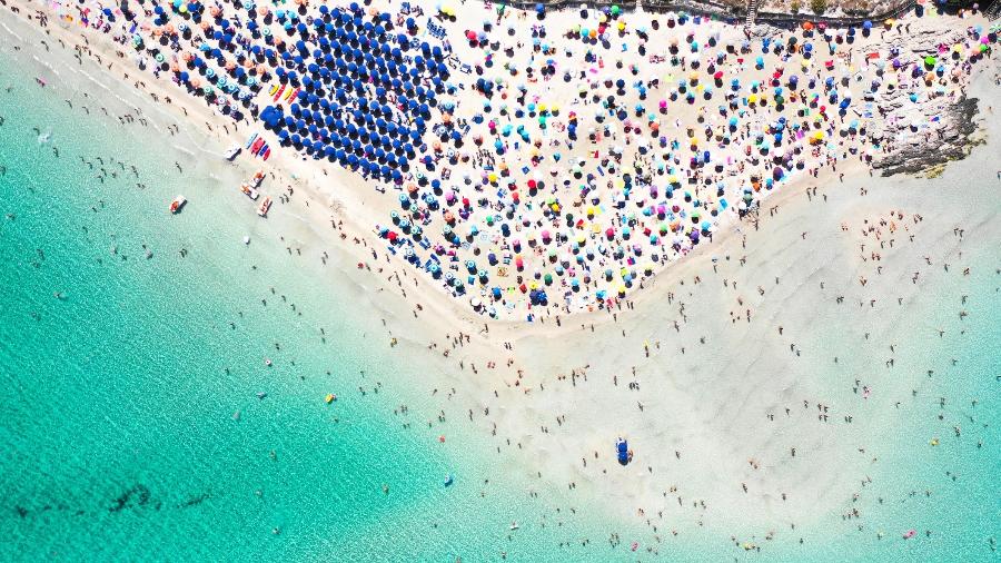 Praia La Pelosa, em Sardenha, na Itália - iStock