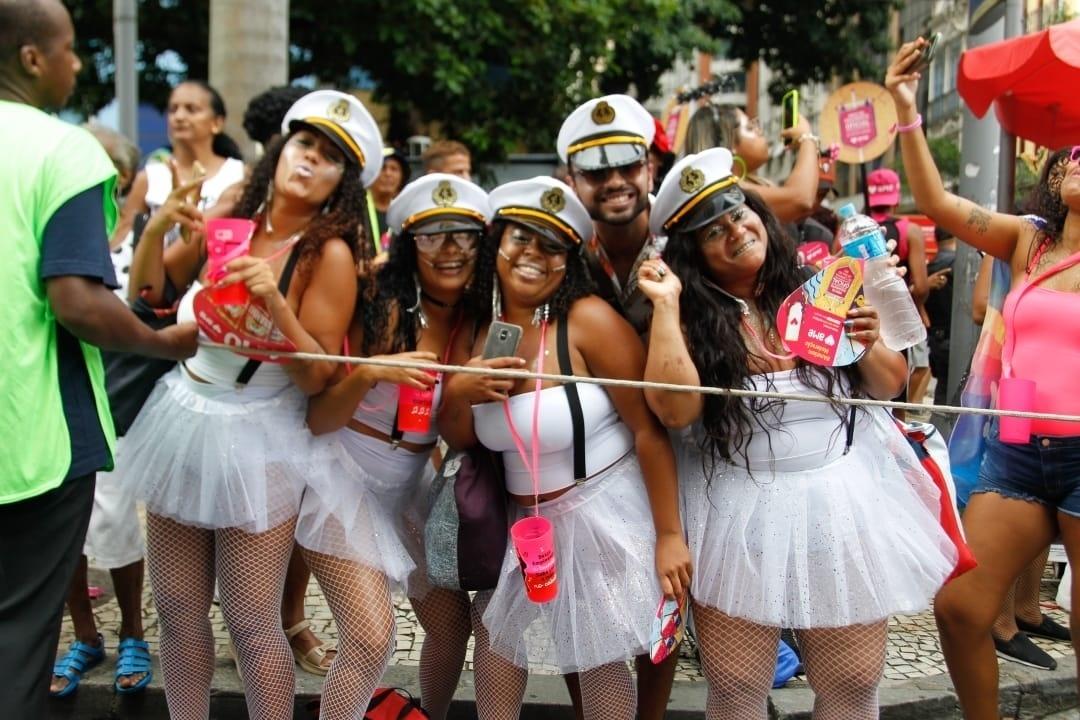 Foliões se animam com o Cordão da Bola Preto, tradição do sábado de Carnaval no Rio de Janeiro - Marcelo de Jesus/UOL