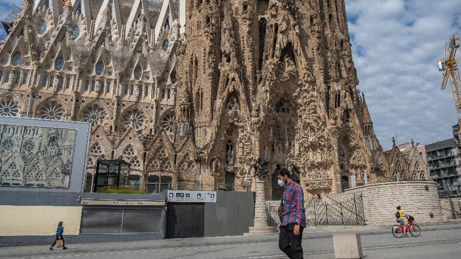 Residentes andam pela vizinhança da Sagrada Familia, em Barcelona - Getty Images