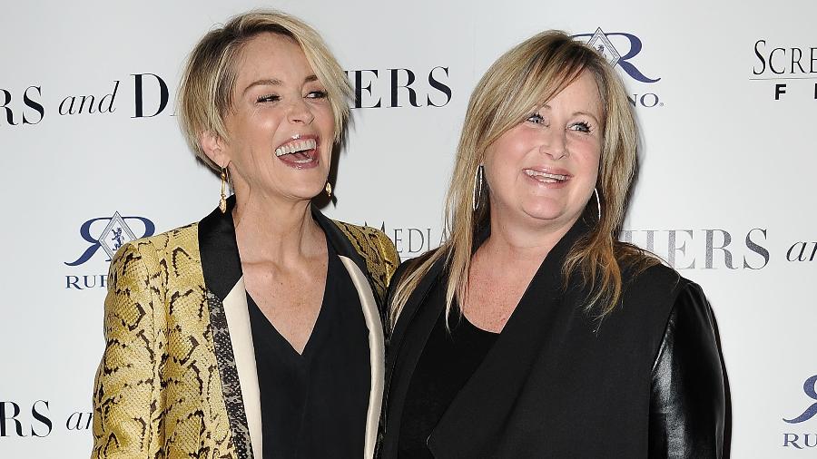 28.04.2016 - Sharon Stone (à esq.) com a irmã, Kelly, na première de "Mothers and Daughters" em Hollywood (EUA) - Jason LaVeris/FilmMagic