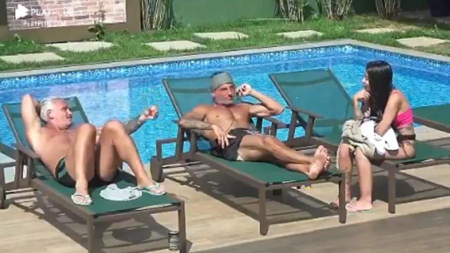 A Fazenda 2020: Mateus Carrieri. Juliano Ceglia e Mirella conversam na piscina  - Reprodução/RecordTV