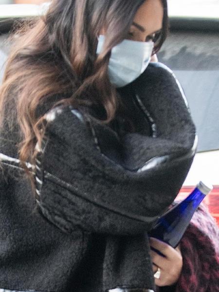 Megan Fox usando anel de diamante em NY - Getty